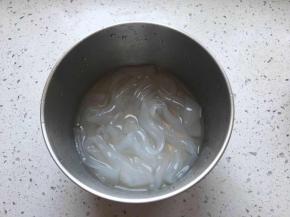 粉皮用清水泡一下