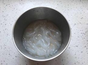 粉皮用清水泡一下