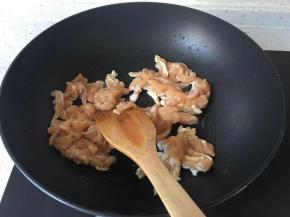 热锅热油倒入鸡丝炒制发白