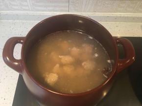 依次将肉馅全部做完，盖上锅盖，中火煮约五分钟