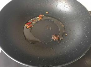 锅内重新倒油，小火炸香花椒和干辣椒