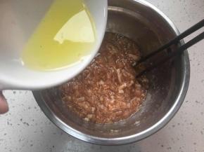 加入一个蛋清搅匀