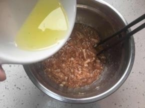 加入一个蛋清搅匀