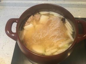 然后放入粉丝煮两分钟