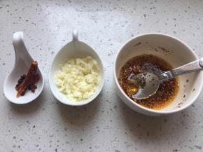 蒜切末，花椒，干辣椒，辣椒油备好