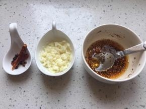 蒜切末，花椒，干辣椒，辣椒油备好