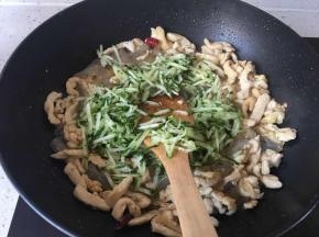 加入黄瓜丝炒匀