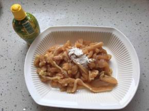 放入柠檬汁和淀粉腌制10分钟