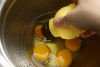 鸡蛋先分离，用学厨的小鸡分蛋器分得很干净