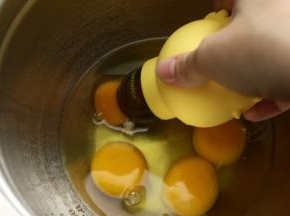 鸡蛋先分离，用学厨的小鸡分蛋器分得很干净
