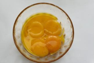 蛋黄放入另一个盆里