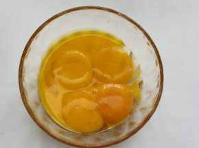 蛋黄放入另一个盆里