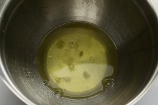 蛋清放入一个干净的打蛋盆里，打蛋盆必须是干净的无油无水的