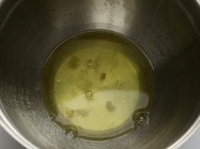蛋清放入一个干净的打蛋盆里，打蛋盆必须是干净的无油无水的