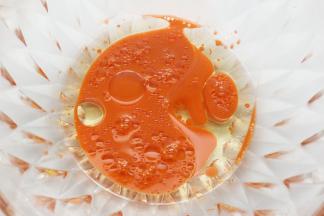 先处理一下蛋黄糊，把胡萝卜汁和玉米油混合在一起