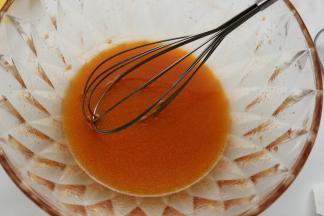 用手动打蛋器打搅拌均匀完全混合好，混合到无水油