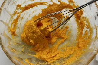 再筛入低筋粉，用手动打蛋器将低筋面粉搅拌到无干粉就好