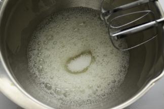 蛋黄糊做好后，就来打蛋清，电动打蛋器先开在低速，先把蛋清打到鱼眼泡那样，再加入3分之一的细砂糖