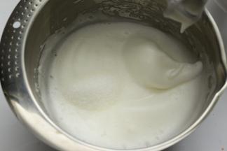 等蛋清打到稍微细腻软尖时再加入余下的细砂糖的2分之1