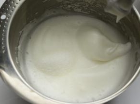 等蛋清打到稍微细腻软尖时再加入余下的细砂糖的2分之1