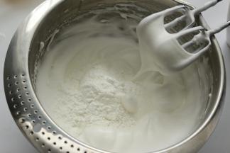 再继续打到立起打蛋形成小尖勾，再加入最后的细砂糖和玉米淀粉