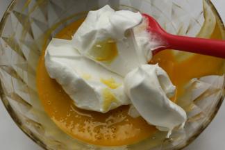 将打好的蛋白取三分之一到蛋黄糊里面