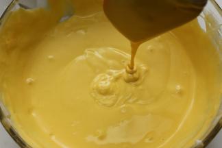 用刮刀以切拌、从2点钟往8点钟方向由下往上翻拌的方式，将蛋糕糊混合均匀好，混合到看不见蛋白即可