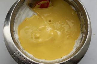 将刚刚混合好的面糊倒回蛋白里