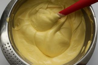 再同样以切拌、从2点钟往8点钟方向由下往上翻拌的方式，将蛋糕糊混合均匀好，混合到看不见蛋白即可，混合好的面糊是呈流动性的但也是比较粘稠的