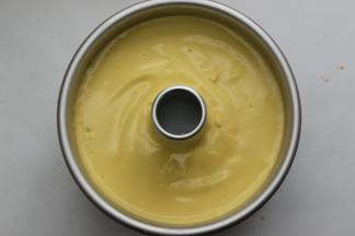 混合好的面糊倒入学厨7寸中空模里，倒入8分满就好，不要倒太多，倒入好后，模具震几下，震出大气泡，再用牙签处理表面的小气泡