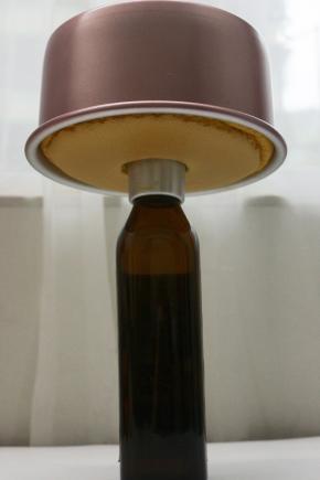 出炉后从20公分高震几下，把里面的热气震出来，再立马倒扣2个小时至完全晾凉才能脱膜，用酒瓶子撑起中间的烟囱