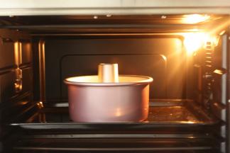 烤箱提前先预热好150度10分钟，将蛋糕放在烤盘上放入预热好的烤箱中层，上下火150度60分钟，切记中途不要打开烤箱门