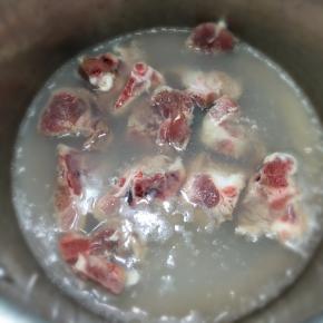 骨头洗净焯水。