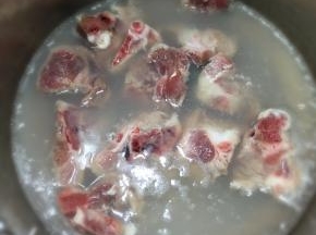 骨头洗净焯水。