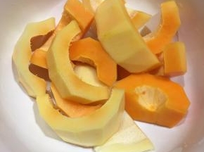 木瓜去皮去籽，洗净切块。