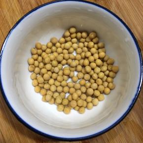 黄豆洗净。