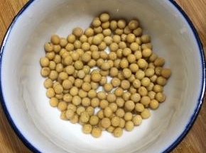 黄豆洗净。