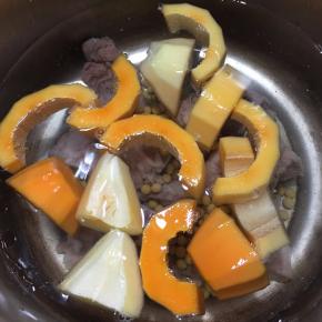 锅中加入足量的清水，倒入龙骨，木瓜和黄豆。