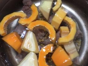 锅中加入足量的清水，倒入龙骨，木瓜和黄豆。