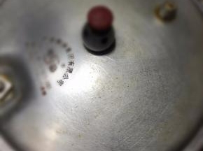 加盖，放上气阀，大火煮至上汽，转中小火再煲30分钟左右即可关火。