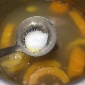 下汽之后，拿掉气阀，开盖调入盐和鸡精。