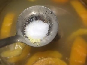 下汽之后，拿掉气阀，开盖调入盐和鸡精。