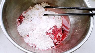 盆内放入100克水、1.5克酵母、5克白糖，用筷子搅匀，倒入5克甜菜粉、195克面粉。