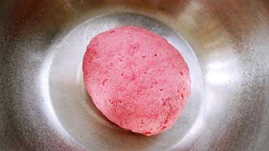 用手和成光滑的面团，盖盖发酵。