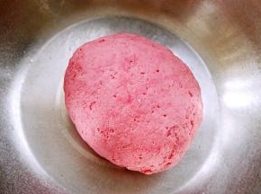 用手和成光滑的面团，盖盖发酵。
