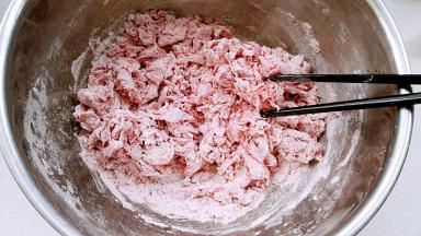 用筷子搅成面絮。