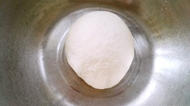 同样的步骤和一块白色面团，盖盖发酵。