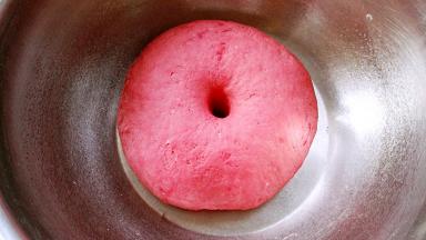 一发两倍大，手沾粉戳洞不塌陷不回缩就发酵好了。