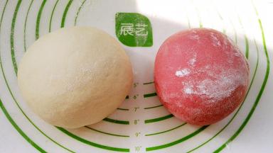 放揉面垫或案板上开始用拳头捣， 用掌跟揉、折叠，并重复此动作对面团进行排气，直到把面团揉光滑(分次撒少许干粉防粘)。