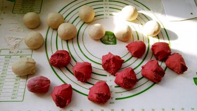 搓成长条，分剂，揉光滑（我是随手分剂不称量，有点大小不匀）。